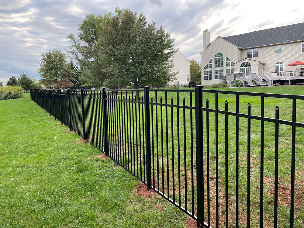 Deciding whether to choose Vinyl or Aluminum Fences? Discover the benefits